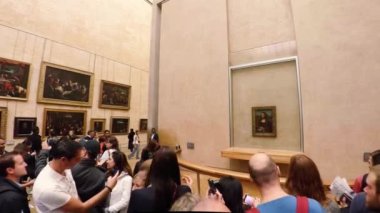 Leonardo da Vinci 'nin Paris' teki Louvre Müzesi 'nde yaptığı Mona Lisa tablosu. 4K 'da video, UHD