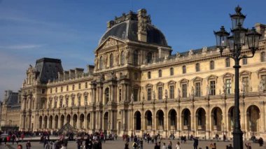 Louvre. Paris 'teki ünlü sanat müzesi. Piramit. Fransa. 4K 'da video, UHD