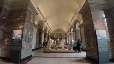 Paris 'teki Louvre Müzesi' nde heykeller ve heykeller. Fransa. 4K 'da video, UHD