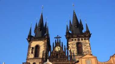 PRAG, CZECH Cumhuriyet - YAZ 2015: Prag 'daki Eski Şehir Meydanı. Çek Cumhuriyeti. 4K 'de video, UHD. Gerçek zamanlı..