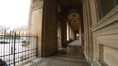 Louvre. Paris 'teki ünlü sanat müzesi. Fransa. 4K 'da video, UHD