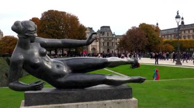 Paris 'te çıplak bir kızın heykeli. 4K 'da video, UHD