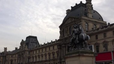 Louvre. Paris 'teki ünlü sanat müzesi. Fransa. 4K 'da video, UHD