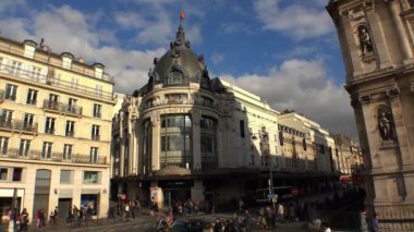 Paris mi? Mimarlık, eğlence, eski evler, sokaklar ve mahalleler. İkonik yerler. 4K, UHD 'de çekilmiş.