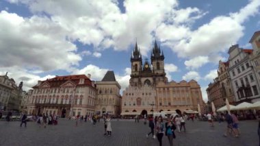 PRAG, CZECH Cumhuriyet - YAZ 2015: Prag 'daki Eski Şehir Meydanı. Çek Cumhuriyeti. 4K 'de video, UHD. Gerçek zamanlı..