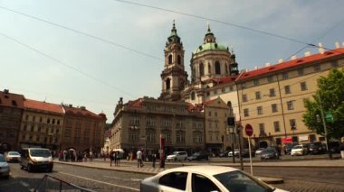PRAG, ÇEK CUMHURİYETİ - YAZ 2015: Prag. Yaşlı Prag. Mimarlık, eski evler, sokaklar ve mahalleler. Çek Cumhuriyeti. 4K 'da video, UHD