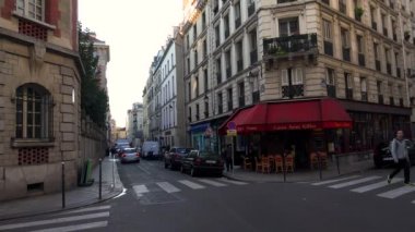 Paris 'in göbeğinde samimi bir kafe. 4K 'da video, UHD
