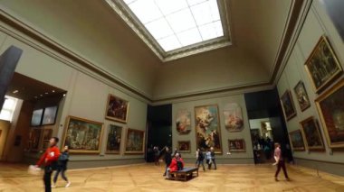 Paris 'teki Louvre Müzesi Sanat Galerisi. Fransa. Fransa. 4K 'da video, UHD
