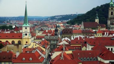 Prag 'da. Yaşlı Prag. Üst Manzara. Mimarlık, eski evler, sokaklar ve mahalleler. Çek Cumhuriyeti. 4K içinde video.