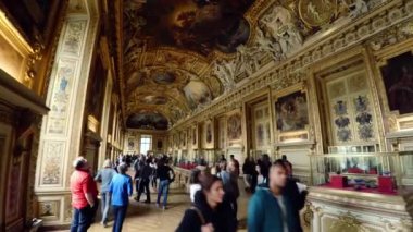 Paris 'teki Louvre Müzesi Sanat Galerisi. Fransa. Fransa. 4K 'da video, UHD