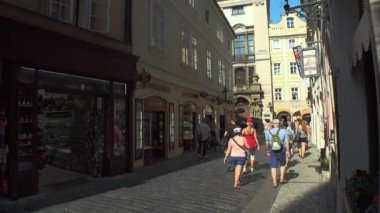 PRAG, ÇEK CUMHURİYETİ - YAZ 2015: Prag. Yaşlı Prag. Mimarlık, eski evler, sokaklar ve mahalleler. Çek Cumhuriyeti. 4K 'da video, UHD