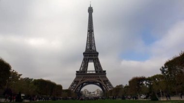 Paris 'teki Eyfel Kulesi. Fransa. 4K, UHD 'de çekilmiş.