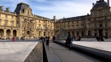 Louvre. Paris 'teki ünlü sanat müzesi. Piramit. Fransa. 4K 'da video, UHD