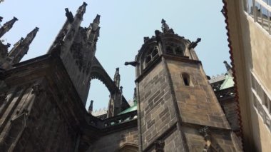 Prag 'daki St. Vitus Kilisesi. Çek Cumhuriyeti. 4K 'de video, UHD. Gerçek zamanlı..