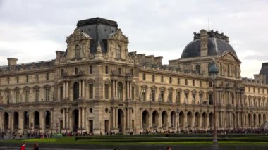 Louvre. Paris 'teki ünlü sanat müzesi. Fransa. 4K 'da video, UHD