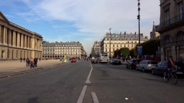 Louvre. Paris 'teki ünlü sanat müzesi. Fransa. 4K 'da video, UHD
