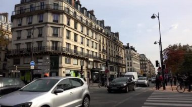 Paris mi? Mimarlık, eğlence, eski evler, sokaklar ve mahalleler. İkonik yerler. 4K, UHD 'de çekilmiş.