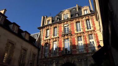 Paris 'te Vosges Meydanı. Fransa. 4K 'da video, UHD