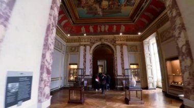 Paris 'teki Louvre Müzesi Sanat Galerisi. Fransa. Fransa. 4K 'da video, UHD