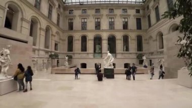 Paris 'teki Louvre Müzesi' nde heykeller ve heykeller. Fransa. 4K 'da video, UHD