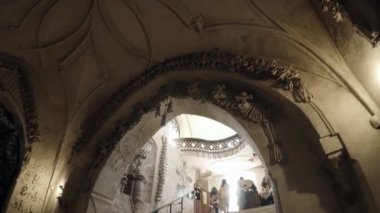 KUTNA HORA, CZECH Cumhuriyet - Temmuz 2015: Ossuary, Kostnice, Çek Cumhuriyeti, Kutna Hora, Sedlec. 4K 'de video, UHD. Gerçek zamanlı..