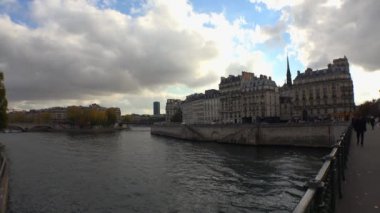 Paris 'teki Seine Nehri. Fransa. 4K 'da video, UHD