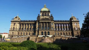 PRAG, CZECH Cumhuriyet - YAZ 2015: Prag 'daki tarihi Wenceslas Meydanı ve Ulusal Müze. Çek Cumhuriyeti. 4K 'da video, UHD. 