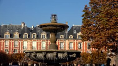 Paris 'te Vosges Meydanı. Fransa. 4K 'da video, UHD