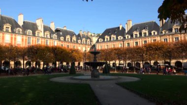 Paris 'te Vosges Meydanı. Fransa. 4K 'da video, UHD