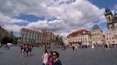 PRAG, CZECH Cumhuriyet - YAZ 2015: Prag 'daki Eski Şehir Meydanı. Çek Cumhuriyeti. 4K 'de video, UHD. Gerçek zamanlı..