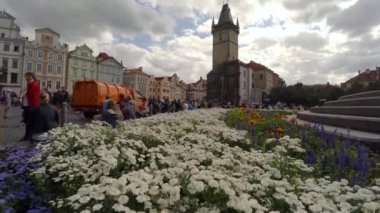 PRAG, CZECH Cumhuriyet - YAZ 2015: Prag 'daki Eski Şehir Meydanı. Çek Cumhuriyeti. 4K 'de video, UHD. Gerçek zamanlı..
