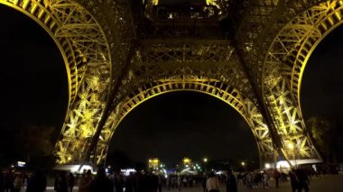 Paris 'teki Eyfel Kulesi' ne destek olun. İyi geceler. Fransa. 4K, UHD 'de çekilmiş.
