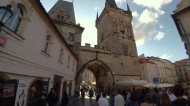 PRAG, CZECH Cumhuriyet - YAZ 2015: Prag 'daki Antik Kule. Çek Cumhuriyeti. 4K 'da video, UHD