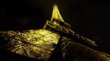 Paris 'teki Eyfel Kulesi. İyi geceler. Fransa. 4K, UHD 'de çekilmiş.
