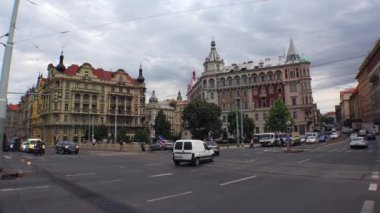 Prag 'da. Yaşlı Prag. Mimarlık, eski evler, sokaklar ve mahalleler. Çek Cumhuriyeti. 4K 'da video, UHD