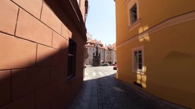 Prag 'da. Yaşlı Prag. Mimarlık, eski evler, sokaklar ve mahalleler. Çek Cumhuriyeti. 4K 'da video, UHD