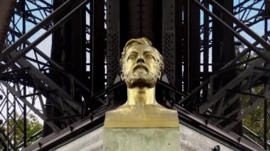 Paris 'teki Eyfel Kulesi' nde Alexander Gustave Eiffel anıtı. 4K, UHD 'de çekilmiş.