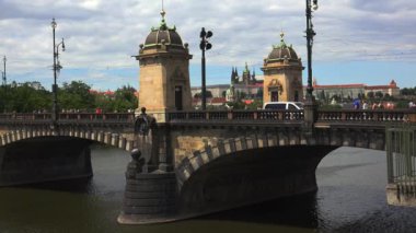 Prag 'daki Vltava Nehri' nin seti. Çek Cumhuriyeti. 4K içinde video