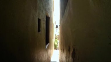 Dünyanın en dar caddesi. Prag 'da. Çek Cumhuriyeti. 4K 'da video, UHD