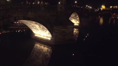 Prag 'daki Charles Köprüsü. İyi geceler. Çek Cumhuriyeti. 4K 'da video, UHD