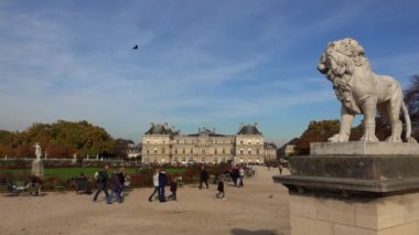 Paris 'teki Lüksemburg Sarayı. Fransa. 4K 'da video, UHD