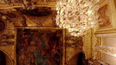 Paris 'teki Louvre Müzesi' nde muhteşem boyanmış tavanlar. Fransa. 4K 'da video, UHD