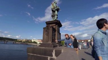 PRAG, CZECH Cumhuriyet - YAZ 2015: Prag 'daki Charles Köprüsü. Çek Cumhuriyeti. 4K 'da video, UHD.