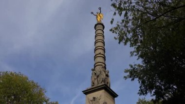Colonne de Juillet, Paris 'teki Bastille Meydanı' nda. Altın heykel. Fransa. 4K 'da video, UHD