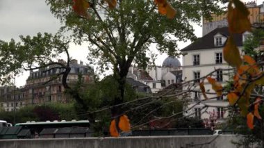 Paris mi? Mimarlık, eğlence, eski evler, sokaklar ve mahalleler. İkonik yerler. 4K, UHD 'de çekilmiş.