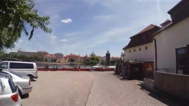 Prag 'daki Charles Köprüsü. Çek Cumhuriyeti. 4K 'da video, UHD