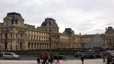 Louvre. Paris 'teki ünlü sanat müzesi. Piramit. Fransa. 4K 'da video, UHD