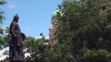 Prag 'da. Yaşlı Prag. Mimarlık, eski evler, sokaklar ve mahalleler. Çek Cumhuriyeti. 4K 'da video, UHD