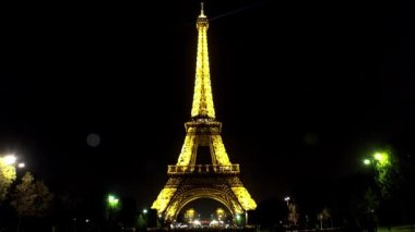 Paris 'teki Eyfel Kulesi. İyi geceler. Fransa. 4K, UHD 'de çekilmiş.