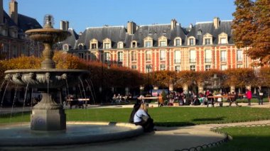 Paris 'te Vosges Meydanı. Fransa. 4K 'da video, UHD